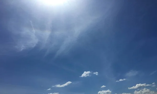 Nuages, fond bleu ciel. ciel bleu nuage et soleil . — Photo