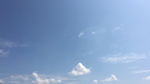 Les nuages blancs disparaissent sous le soleil chaud sur le ciel bleu. Nuages temporels, fond bleu ciel et soleil . — Video