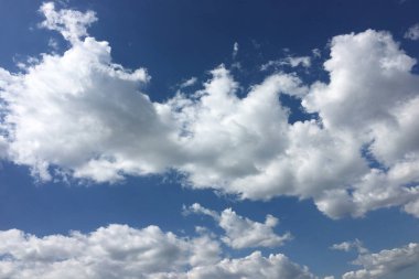 bulutlar, gökyüzü maviarka plan. bulut mavi gökyüzü ve güneş.