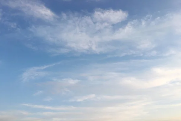 เมฆ พื้นหลังสีฟ้า ท้องฟ้าสีฟ้าและดวงอาทิตย์ . — ภาพถ่ายสต็อก