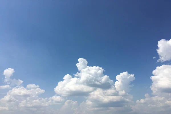 Σύννεφα, γαλάζιο φόντο. σύννεφο μπλε ουρανό και τον ήλιο. — Φωτογραφία Αρχείου