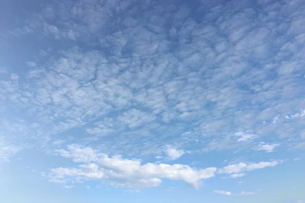 Chmury, niebo niebieskie tło. Chmura błękitne niebo i słońce. — Zdjęcie stockowe