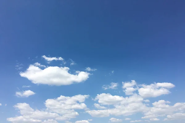 구름, 하늘 색 배경. 구름 푸른 하늘과 태양. — 스톡 사진