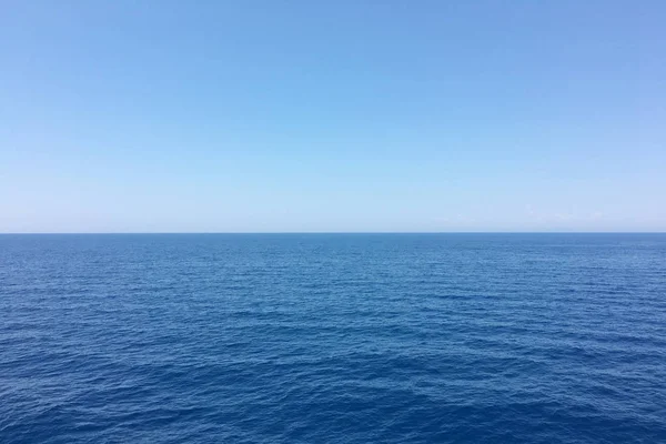 海海と青い澄んだ空の背景. — ストック写真