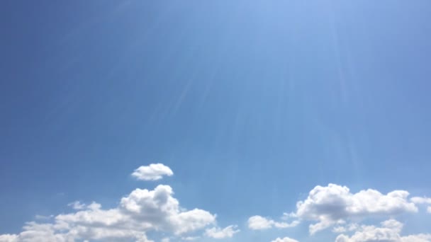 Nuvens Brancas Desaparecem Sol Quente Céu Azul Tempo Lapso Nuvens — Vídeo de Stock