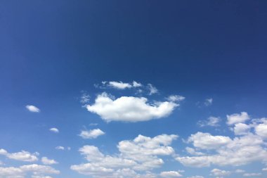 bulutlar, gökyüzü maviarka plan. bulut mavi gökyüzü ve güneş.