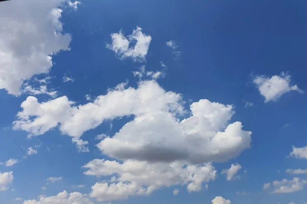 Wolken, hemelsblauw achtergrond. wolk blauwe hemel en zon. — Stockfoto
