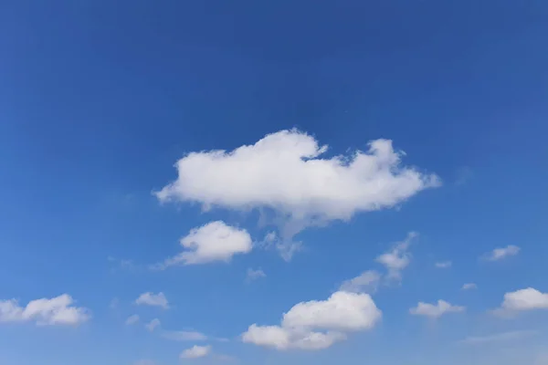 Moln, himmelsblå bakgrund. molnblå himmel och sol. — Stockfoto