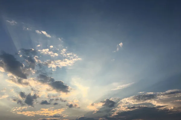 Nubes, fondo azul cielo. cielo azul nube y sol . —  Fotos de Stock