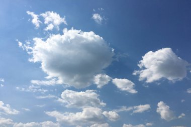 bulutlar gökyüzü, mavi arka plan. bulut mavi gökyüzü ve güneş.