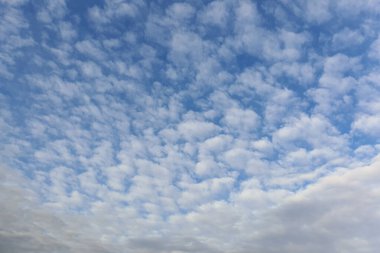 bulutlar gökyüzü, mavi arka plan. bulut mavi gökyüzü ve güneş.