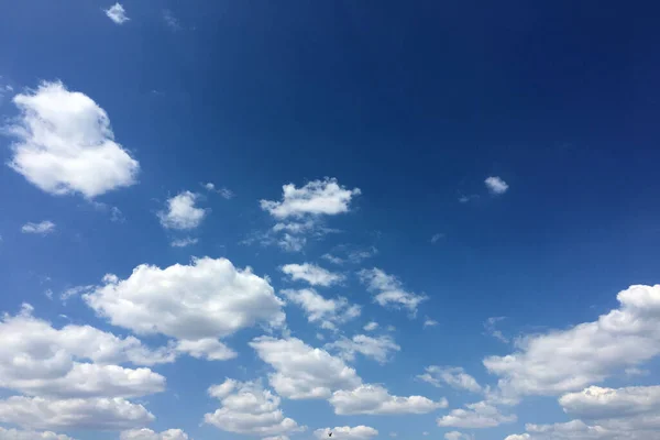 Хмари небо, синій фон. хмарне блакитне небо і сонце . — стокове фото