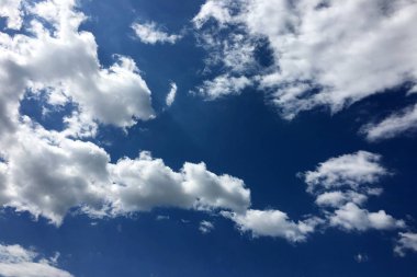 bulutlar gökyüzü, mavi arka plan. bulut mavi gökyüzü ve güneş.