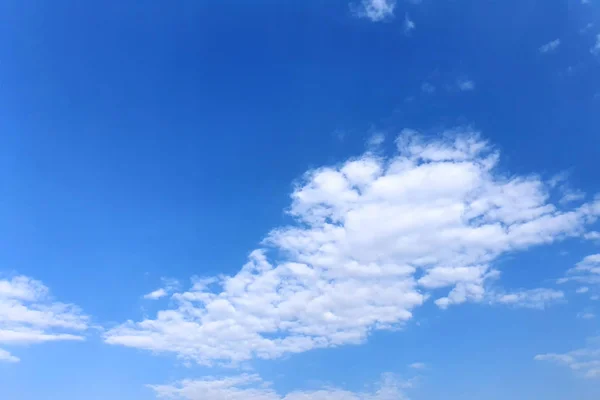 Nuages ciel, fond bleu. ciel bleu nuage et soleil . — Photo