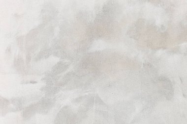 gri ve siyah tonlarında fırça darbeleri ile beyaz yıkanmış boyalı beton duvar dokusu soyut arka plan.