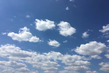 bulutlar gökyüzü, mavi arka plan. bulut mavi gökyüzü ve güneş.