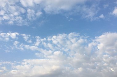 bulutlar gökyüzü, mavi arka plan. bulut mavi gökyüzü ve güneş.