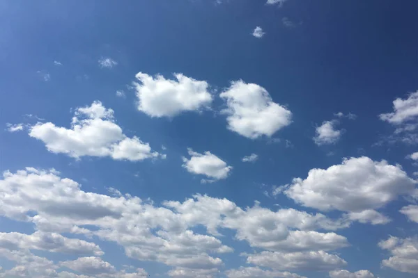 Moln himmel, blå bakgrund. molnblå himmel och sol. — Stockfoto