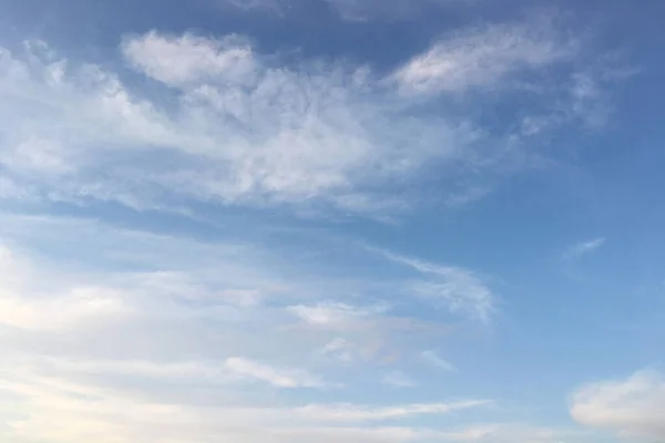 雲の空、青い背景。雲の青い空と太陽. — ストック写真