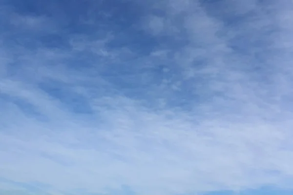 青い空の背景に白い雲デザイン要素 — ストック写真