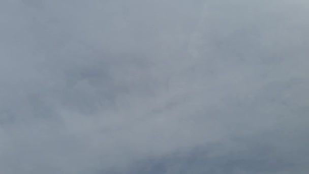 Regentropfen Auf Einem Hintergrund Aus Gewitterwolken Auf Blauem Himmel — Stockvideo