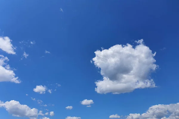 Mavi Gökyüzü Arkaplanındaki Beyaz Bulutlar Tasarım Ögesi — Stok fotoğraf