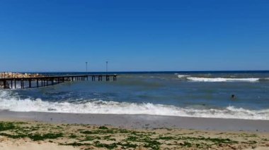 Tropik plaj gündoğumu. Okyanus dalgaları kuma vuruyor.