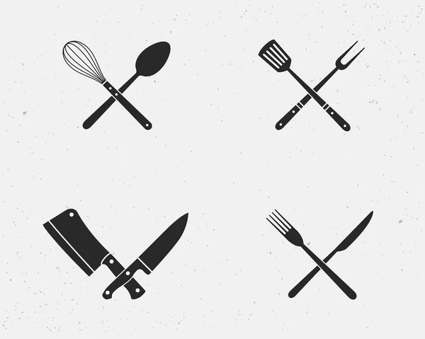 Restoran bıçak seti ve barbekü ızgara araçları simgeleri ayarlayın. Restoran bıçakları beyaz bir arka plan üzerinde izole. Vektör çizimi