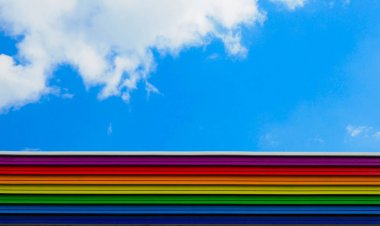 gökkuşağı renkli bina