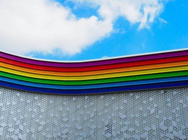 gökkuşağı renkli bina