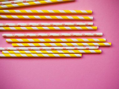 bir kokteyl için parlak kağıt pipetler