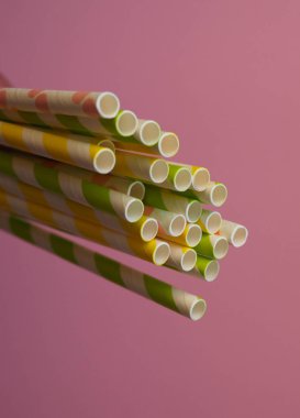 bir kokteyl için parlak kağıt pipetler