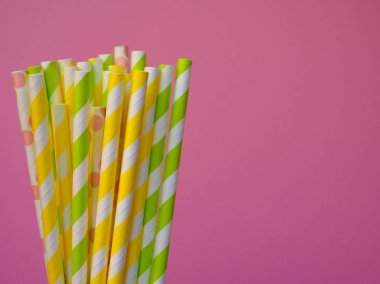 bir kokteyl için parlak kağıt pipetler