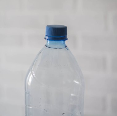 plastik bir şişe su