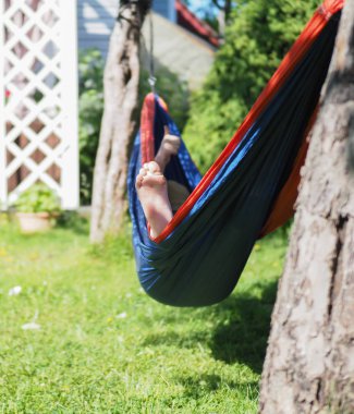 bir hamak yatan kız