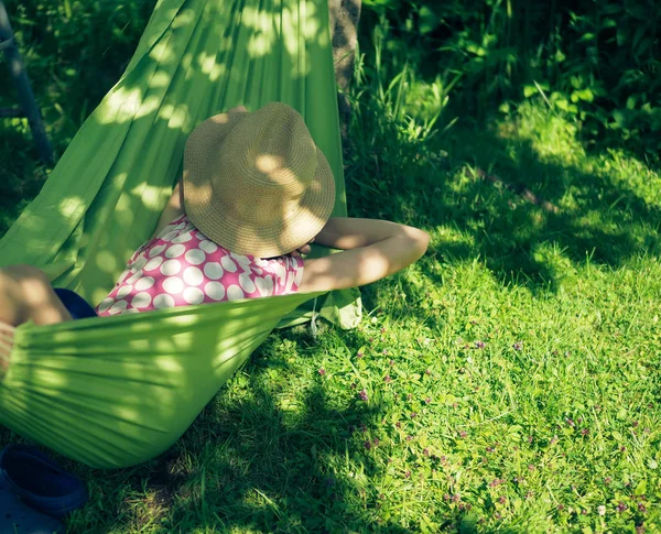 Menina descansando deitado em uma rede — Fotografia de Stock