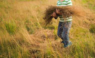 bir çocuk saman ile oynar.
