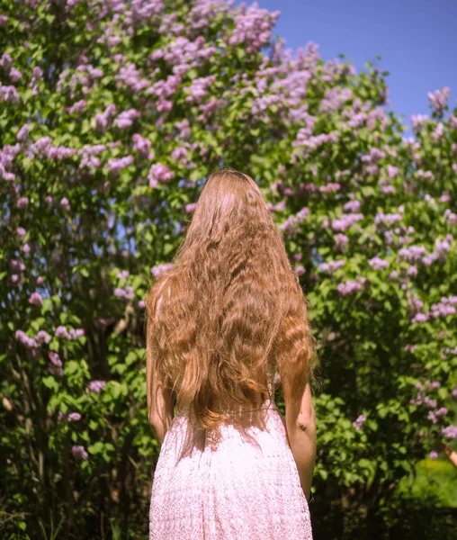 güzel kız modeli geri duruyor