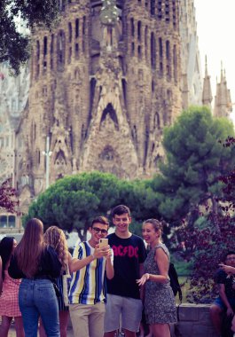 İspanya. Barselona 'da. 22 Ağustos 2019 'da Sagrada Familia' ya karşı çekilen fotoğraflar