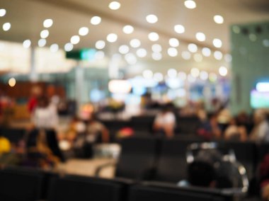 Havaalanındaki insanların bulanık görüntüsü .