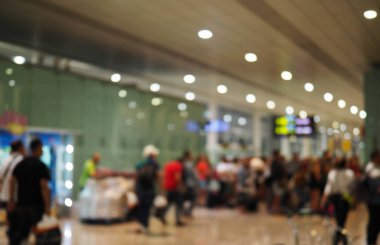 Havaalanındaki insanların bulanık görüntüsü .