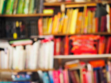 Kitaplı bir rafın bulanık görüntüsü.