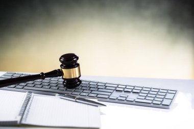 Internet Hukuku kavramı, hakimin tokmak ve klavye