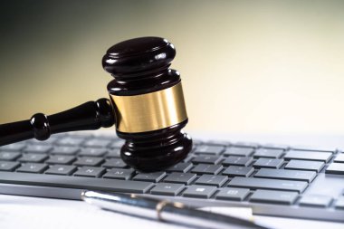 Internet Hukuku kavramı, hakimin tokmak ve klavye