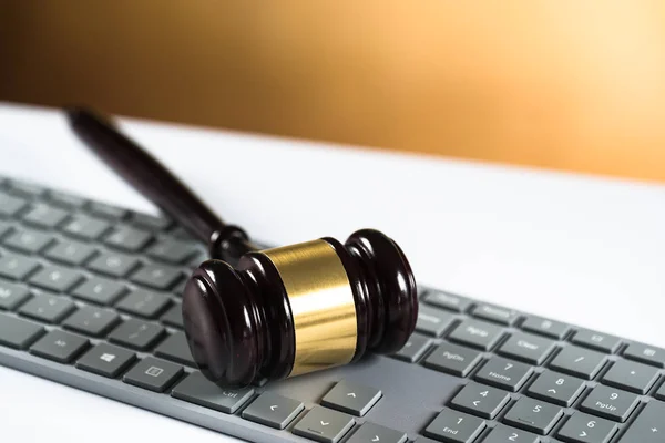 Internet Rechtskonzept Richterhammer Und Tastatur — Stockfoto