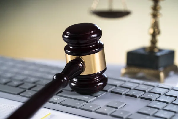 インターネット法の概念 裁判官の小槌 キーボード — ストック写真