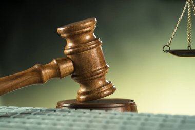 Internet Hukuku kavramı, hakimin tokmak ve klavye