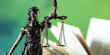 Hukuk ve adalet kavramı. Yargıç, kitaplar, adaletin terazisi çekiç. Mahkeme Tema.