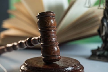 Hukuk ve adalet kavramı. Yargıç, kitaplar, adaletin terazisi çekiç. Mahkeme Tema.