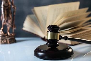 Hukuk ve adalet kavramı. Yargıç, kitaplar, adaletin terazisi çekiç. Mahkeme Tema.